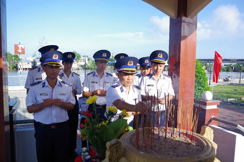 Hải đoàn 42 lan toả đạo lý “Đền ơn đáp nghĩa” nhân ngày 27/7