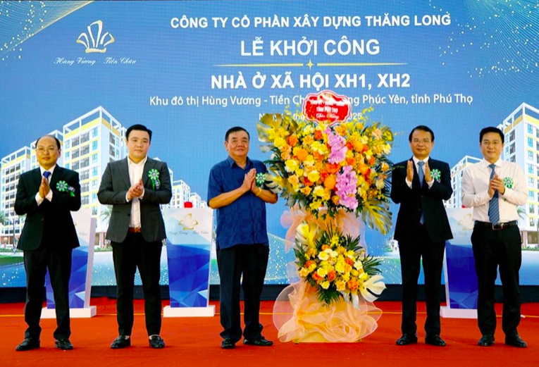 Bí thư Tỉnh ủy Phú Thọ Đặng Xuân Phong và Phó Chủ tịch UBND tỉnh Vũ Việt Văn (bên phải) tặng hoa chúc mừng chủ đầu tư dự án. Ảnh: Đức Hiền