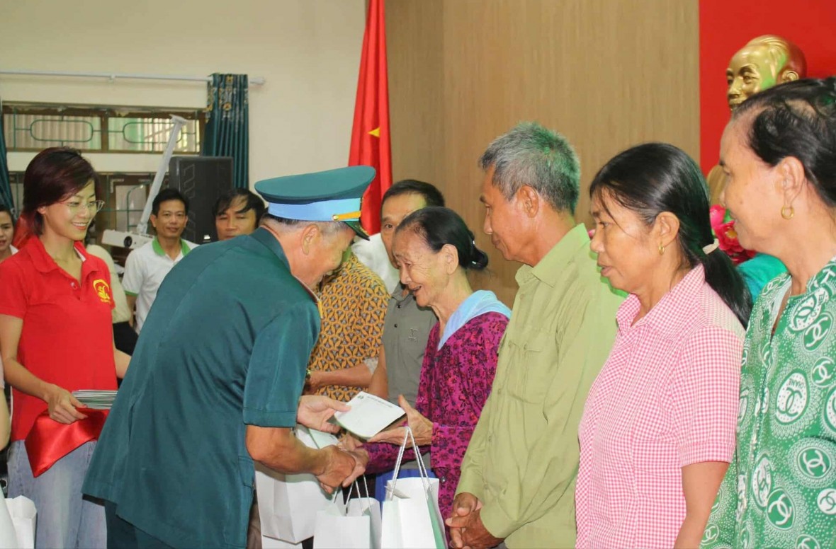 100 suất quà đến với các gia đình chính sách tại xã Đồng Lộc. 100 suất quà đến với các gia đình chính sách tại xã Đồng Lộc.