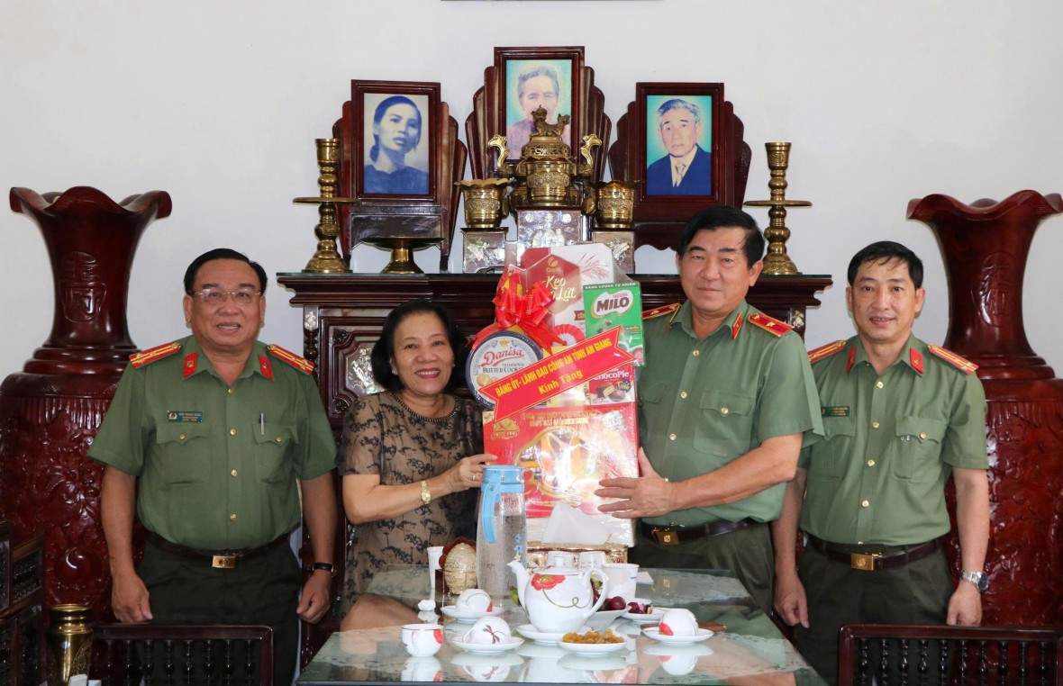 Giám đốc Công an tỉnh An Giang thăm và tặng quà các gia đình chính sách nhân dịp 27/7