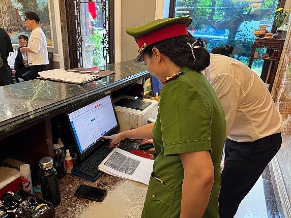 Trực tiếp hướng dẫn cơ sở khai báo lưu trú qua phần mềm ASM.