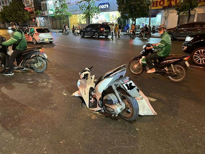 Hình ảnh chiếc xe bị sụt xuống hố sâu.