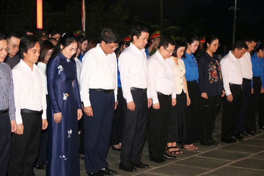 Thắp nến tri ân các Anh hùng liệt sĩ tại Tuyên Quang