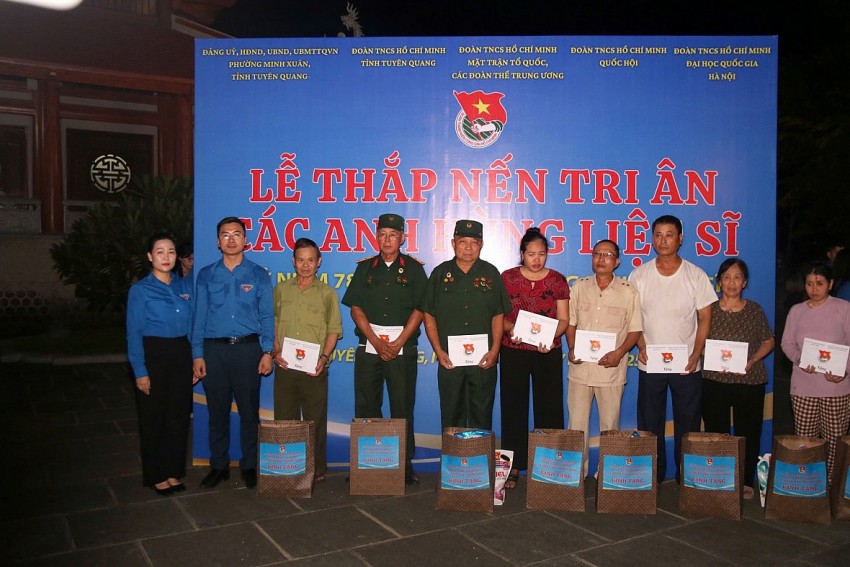 Thắp nến tri ân các Anh hùng liệt sĩ tại Tuyên Quang