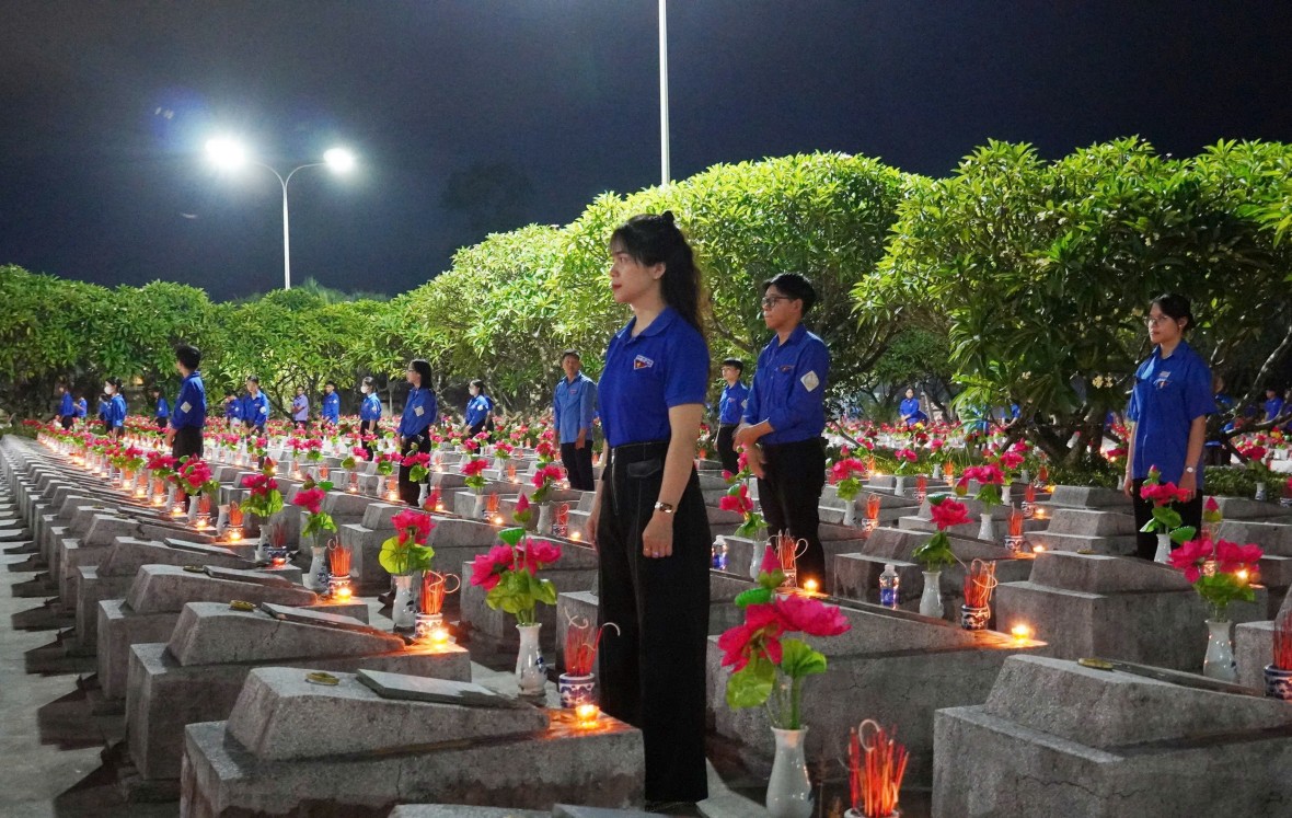 Đoàn viên, thanh niên trên cả nước thắp nến tại từng phần mộ liệt sĩ trong không gian linh thiêng.