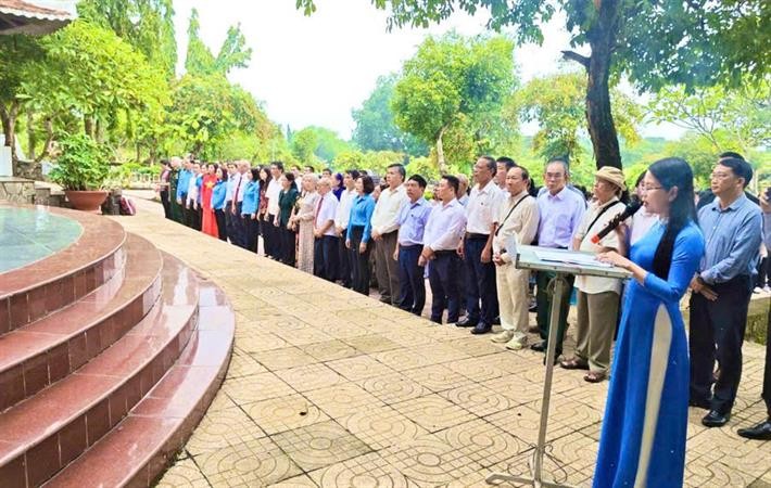 Đoàn công tác Bộ Giáo dục và Đào tạo viếng Nhà bia tưởng niệm liệt sĩ ngành Giáo dục