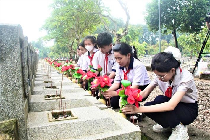 Đoàn công tác Bộ Giáo dục và Đào tạo viếng Nhà bia tưởng niệm liệt sĩ ngành Giáo dục