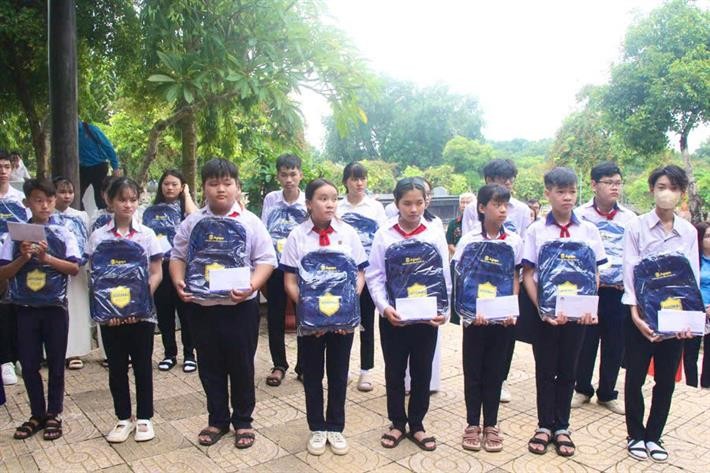 Đoàn công tác Bộ Giáo dục và Đào tạo viếng Nhà bia tưởng niệm liệt sĩ ngành Giáo dục