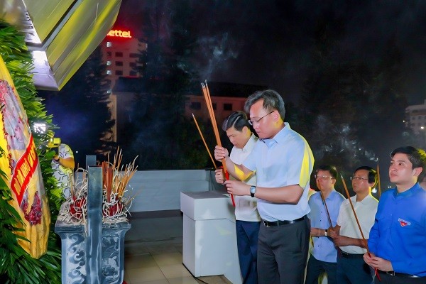 Lãnh đạo tỉnh Hưng Yên thắp nến tri ân, thăm tặng quà người có công