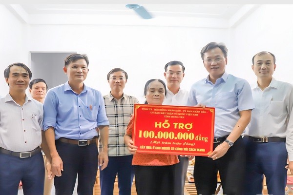 Lãnh đạo tỉnh Hưng Yên thắp nến tri ân, thăm tặng quà người có công