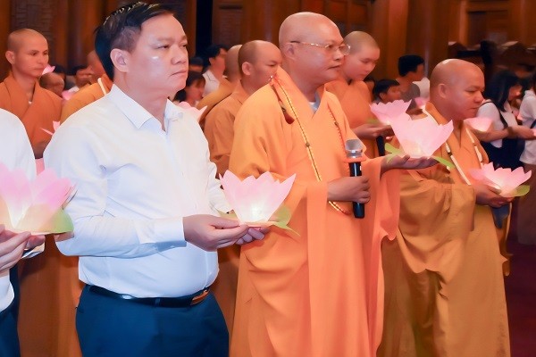 Lãnh đạo tỉnh Hưng Yên thắp nến tri ân, thăm tặng quà người có công