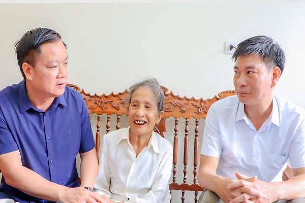 Lãnh đạo tỉnh Hưng Yên thắp nến tri ân, thăm tặng quà người có công