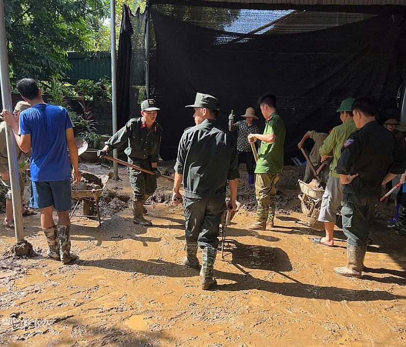 Lực lượng chức năng Lào Cai trắng đêm di dời hơn 100 hộ dân tránh lũ