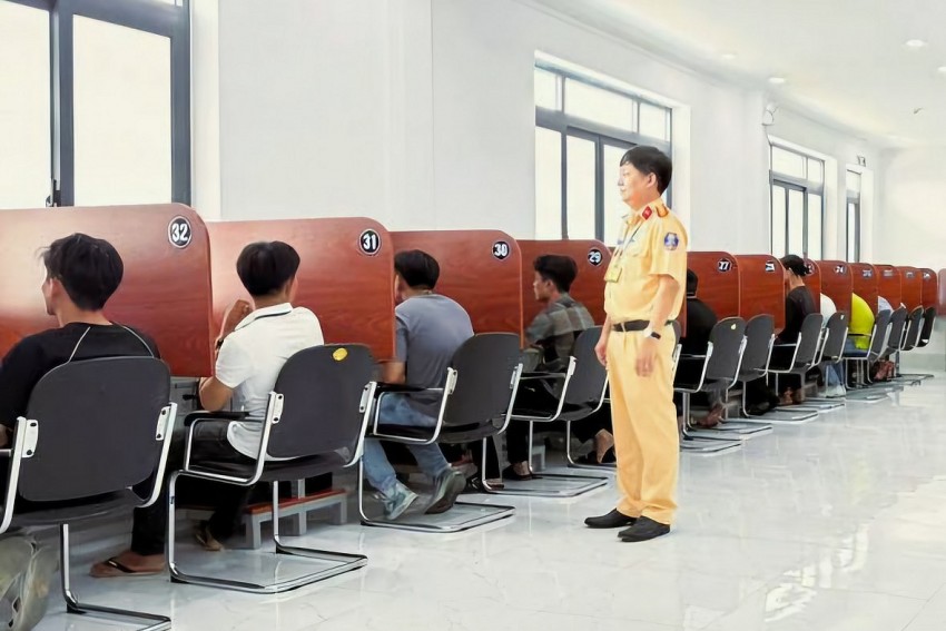 Các thí sinh tại Trung tâm Sát hạch lái xe Nguyễn Trình, tỉnh Vĩnh Long. Các thí sinh tại Trung tâm Sát hạch lái xe Nguyễn Trình, tỉnh Vĩnh Long.