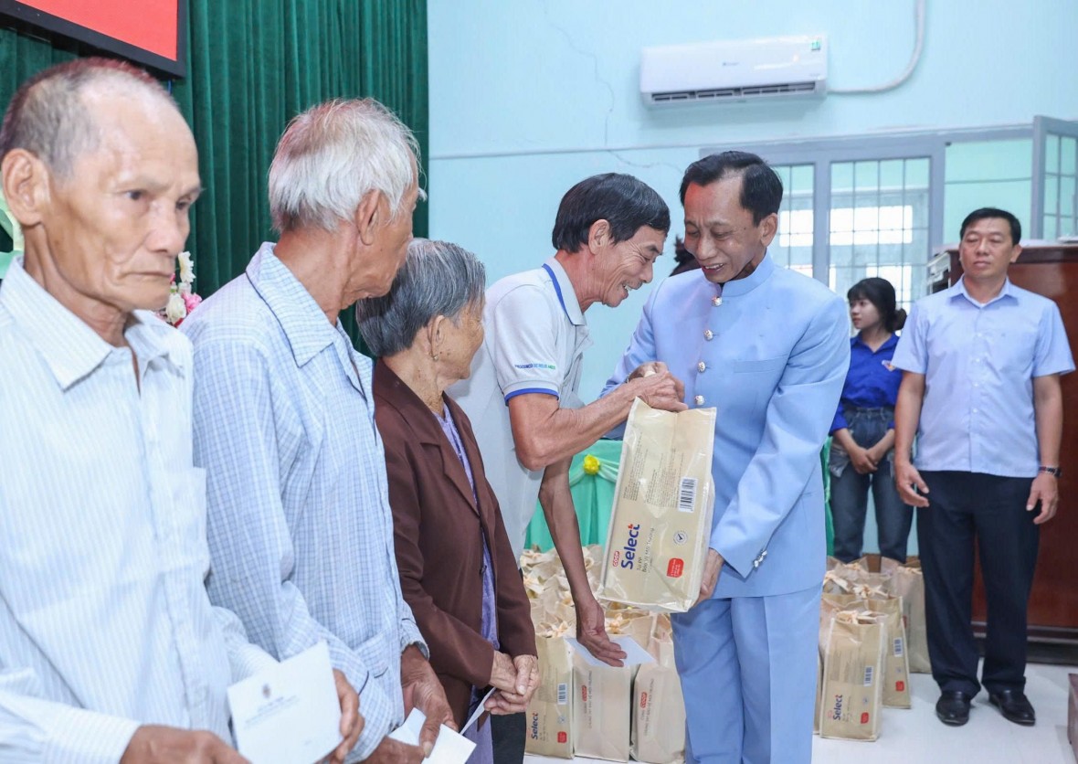 Hiệp sĩ Đại Thánh Giá Lê Đức Thịnh trao quà tặng gia đình chính sách tại xã Bình Hiệp