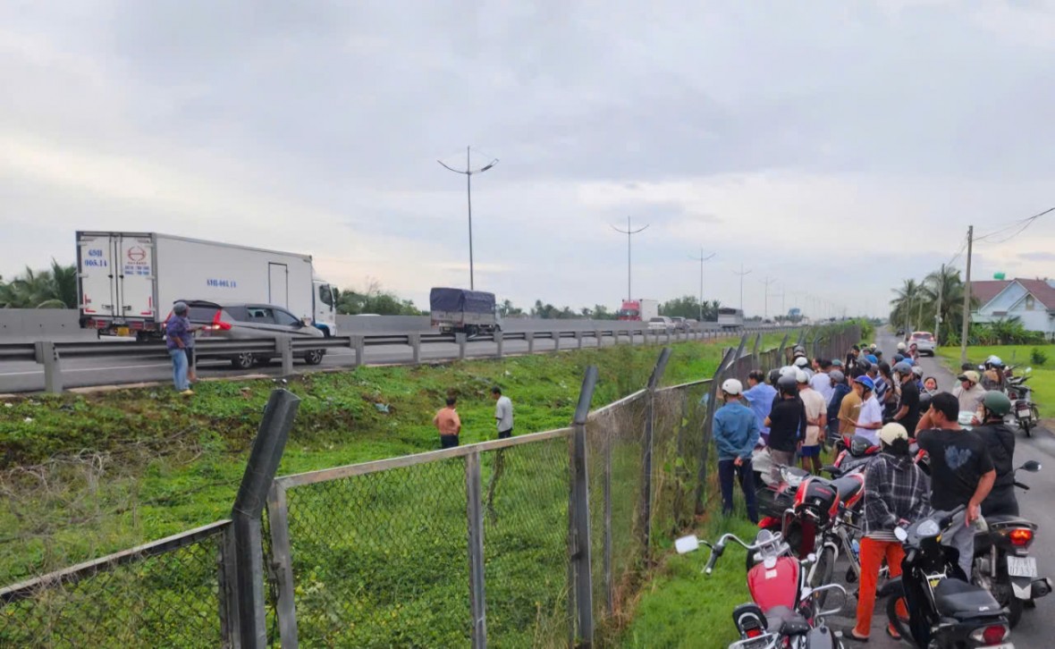 Say rượu, người đàn ông bất ngờ lao khỏi xe trên cao tốc TP HCM - Trung Lương