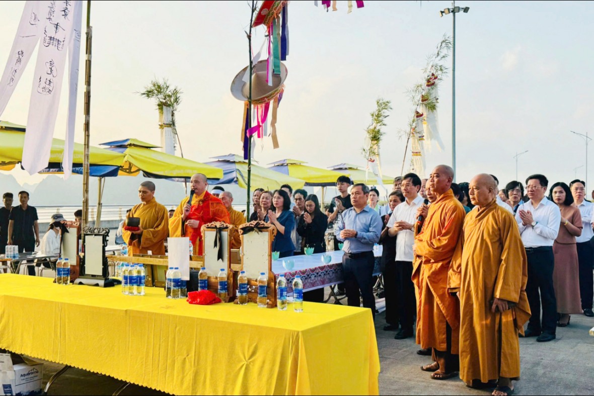Các lãnh đạo tỉnh, sở, ngành và thân nhân các nạn nhân thắp hương tưởng niệm các nạn nhân tại Đại lễ cầu siêu
