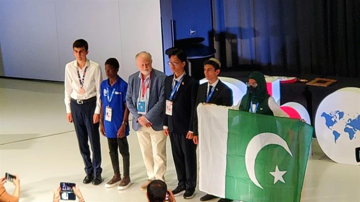 Em Trần Lê Thiện Nhân (giữa) là 1 trong 5 học sinh được nhận giải thưởng “STEM for All”. (Ảnh: Bộ Giáo dục và Đào tạo)