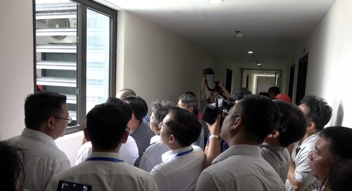 Đoàn kiểm tra vết nứt hở ở tầng 16 chung cư 