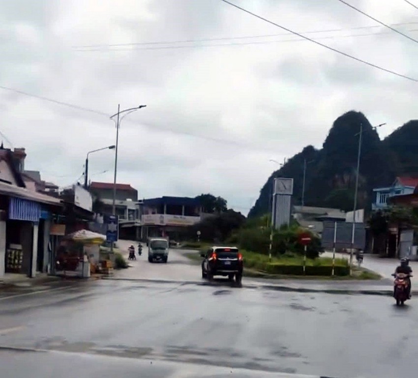 Hình ảnh cắt từ video trên mạng xã hội chiếc xe biển xanh vi phạm giao thông.