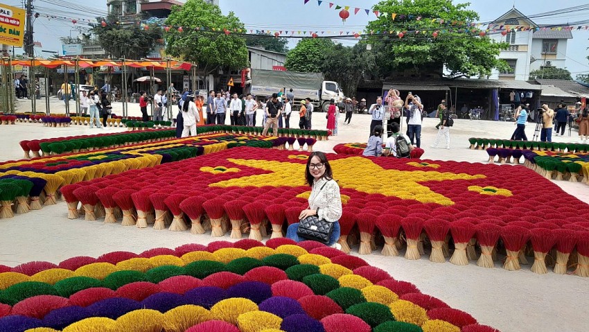 Phố phường ở Hà Nội bắt đầu được trang hoàng chuẩn bị cho lễ duyệt binh kỷ niệm 80 năm thống nhất đất nước.