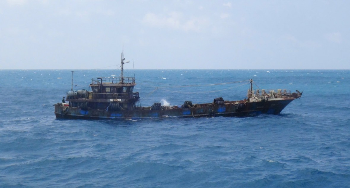BỘ TƯ LỆNH VÙNG CẢNH SÁT BIỂN 4 TIẾP TỤC BẮT GIỮ TÀU CÁ VẬN CHUYỂN TRÁI PHÉP SỐ LƯỢNG LỚN DẦU DIESEL TRÊN VÙNG BIỂN TÂY NAM