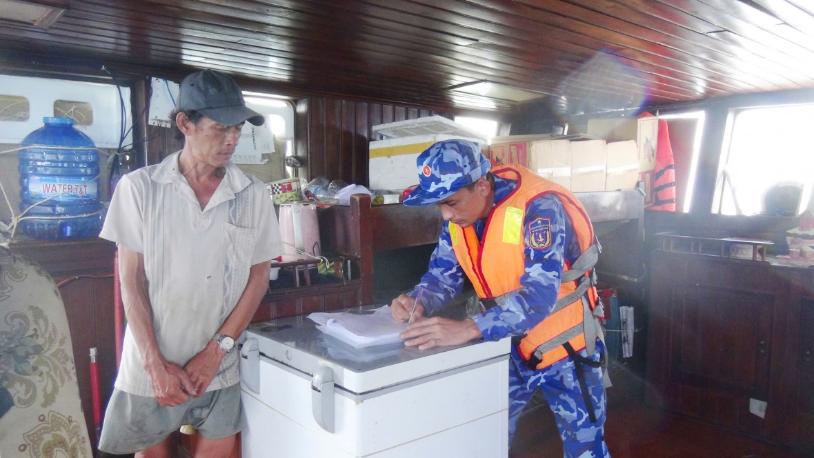 Bộ Tư lệnh Vùng Cảnh sát biển 4 phát hiện bắt giữ tàu cá vận chuyển trái phép khoảng 260.000 lít dầu diesel