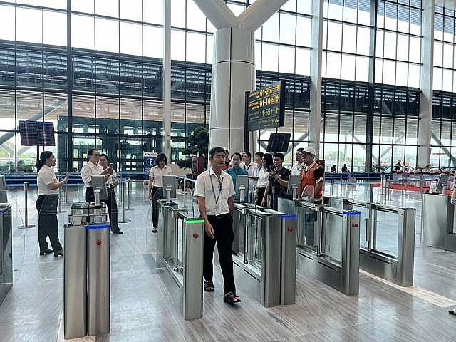 Mua vé máy bay, kiểm tra an ninh sân bay bằng sinh trắc học, VNeID từ 1/12