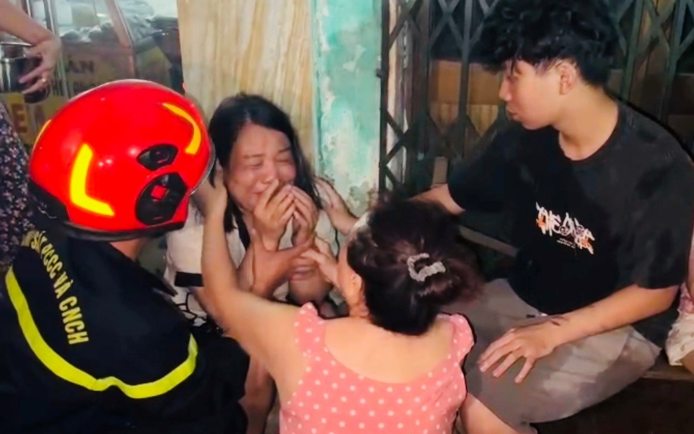 Giải cứu kịp thời 5 người mặc kẹt trong ngôi nhà phát hỏa trong đêm tại Hải Phòng