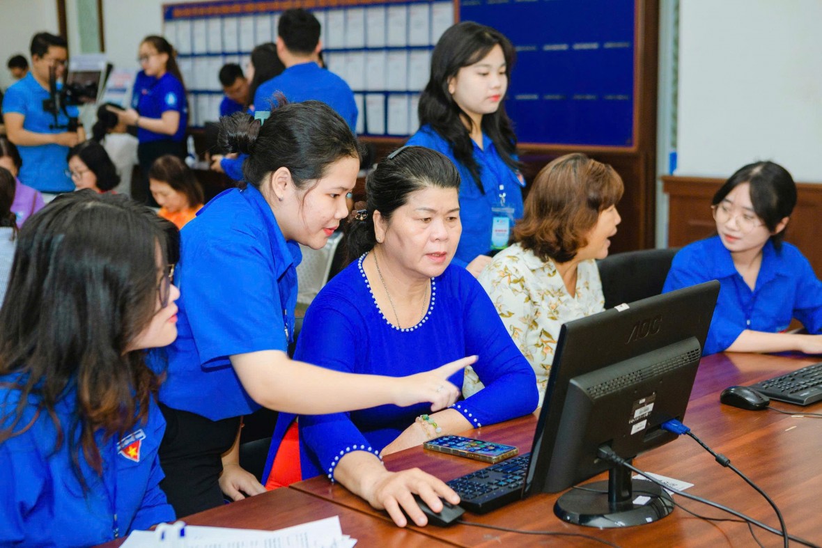 Thanh niên tình nguyện hỗ trợ vận hành mô hình chính quyền 2 cấp (cấp tỉnh, cấp xã) và cung cấp dịch vụ công trực tuyến tại cơ sở tại các xã, phường, đặc khu tại TP.Hồ Chí Minh Thanh niên tình nguyện hỗ trợ vận hành mô hình chính quyền 2 cấp (cấp tỉnh, cấp xã) và cung cấp dịch vụ công trực tuyến tại cơ sở tại các xã, phường, đặc khu tại TP.Hồ Chí Minh