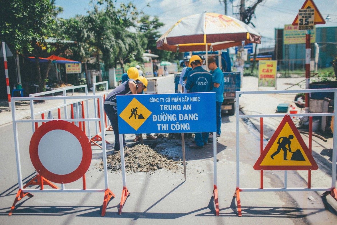 Công ty Cổ phần Cấp nước Trung An (đơn vị thành viên SAWACO) thi công gắn đồng hồ nước.