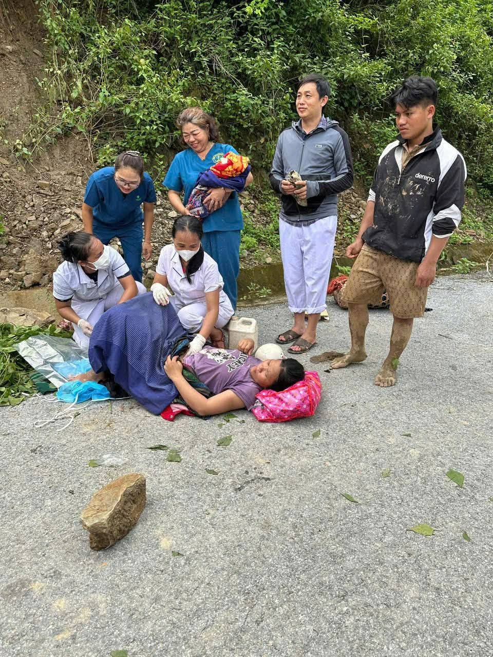 Y bác sĩ của Trạm Y tế Mường Xén, giúp sản phụ 