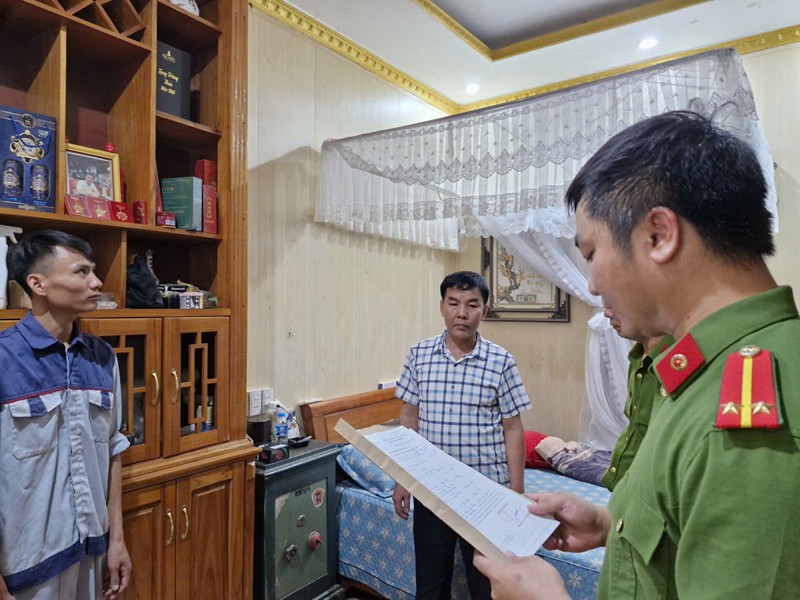 Công an thi hành khám xét nơi ở của thủ nhang Lê Bật Sơn (giữa). Ảnh: Công an Thanh Hóa