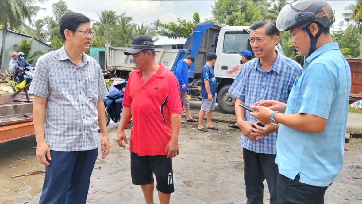 Giông lốc bất ngờ làm sập và tốc mái 15 căn nhà tại Cà Mau