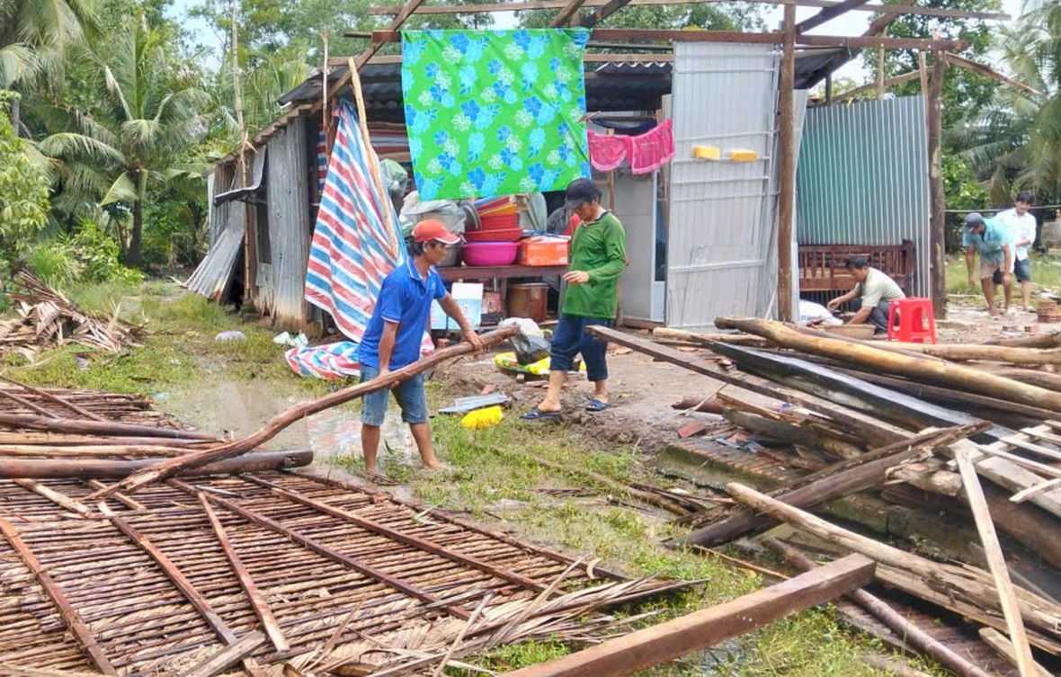 Giông lốc bất ngờ làm sập và tốc mái 15 căn nhà tại Cà Mau