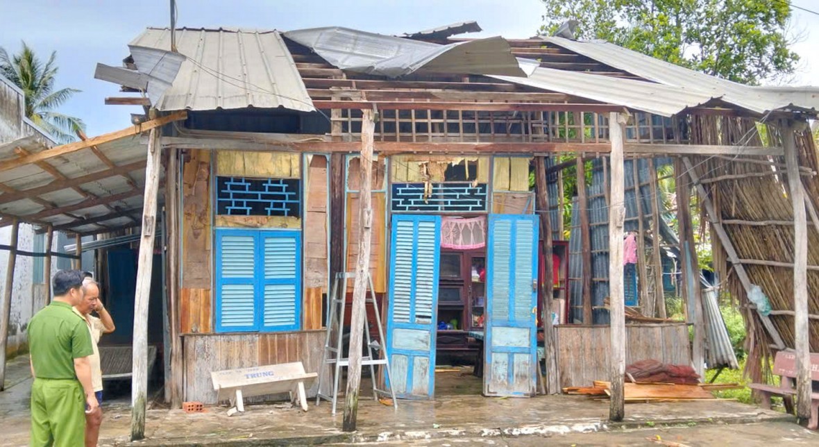 Giông lốc bất ngờ làm sập và tốc mái 15 căn nhà tại Cà Mau