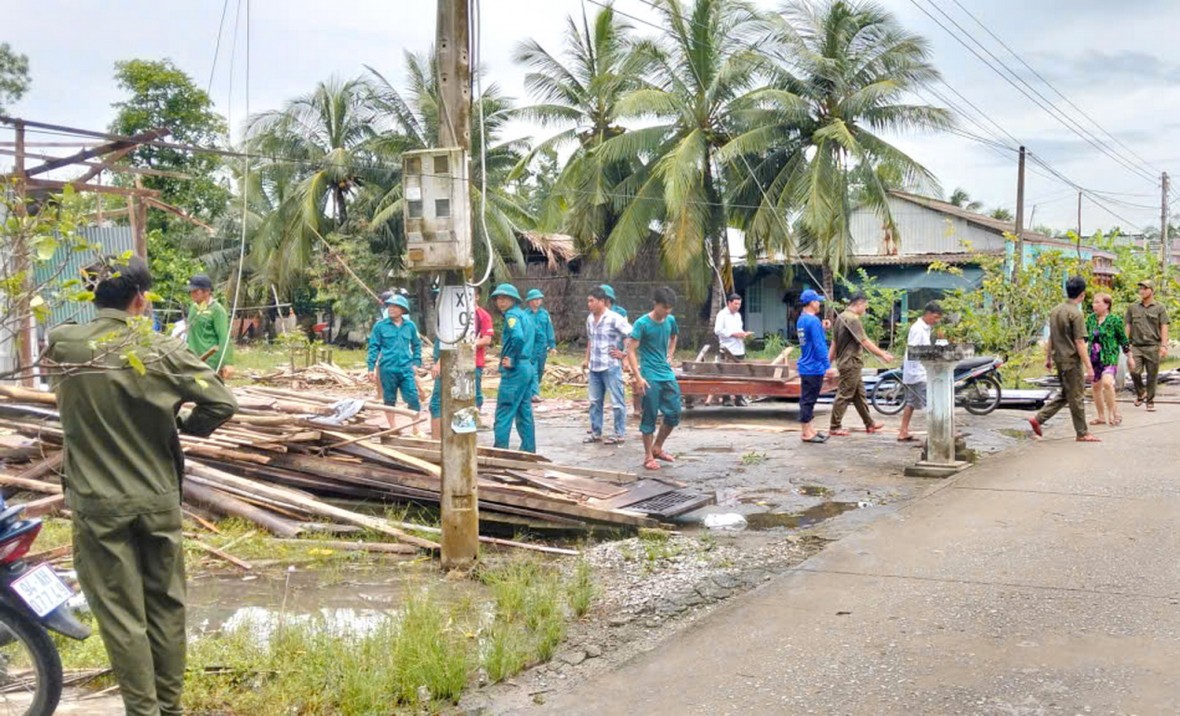 Giông lốc bất ngờ làm sập và tốc mái 15 căn nhà tại Cà Mau