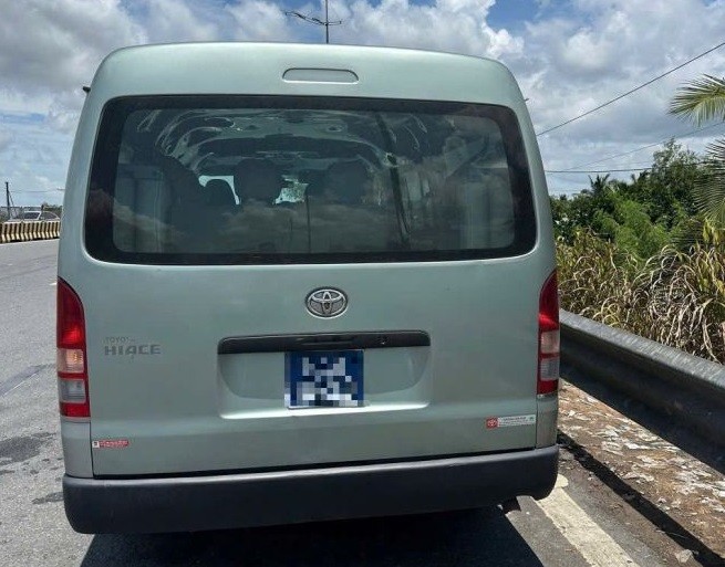 Xử phạt xe biển xanh đi vào làn khẩn trên đường cao tốc. (Ảnh: Cục Cảnh sát giao thông)