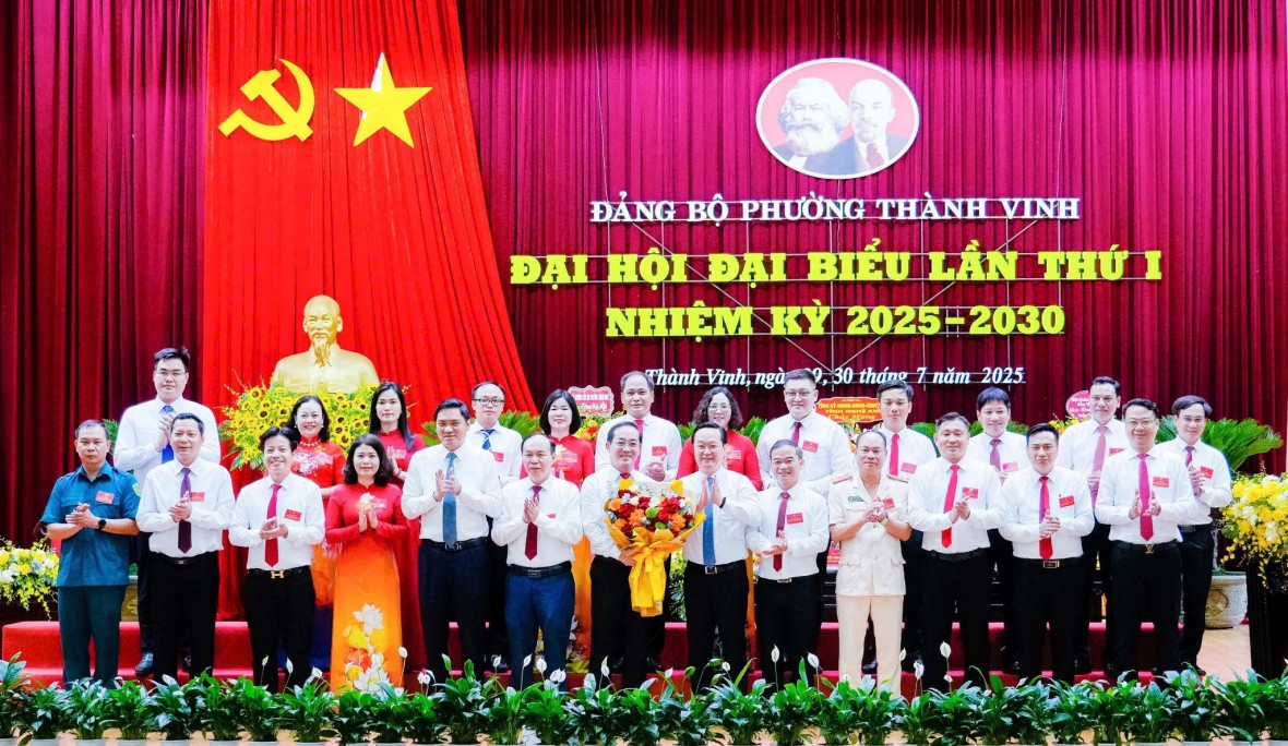 Lãnh đạo tỉnh Nghệ An tặng hoa chúc mừng Ban Chấp hành Đảng bộ phường Thành Vinh nhiệm kỳ 2025-2030.