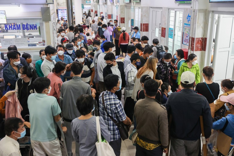 Đông đúc người dân đến khám, chữa bệnh tại bệnh viện tuyến cuối của TP Hồ Chí Minh. Ảnh: Báo Nhân dân