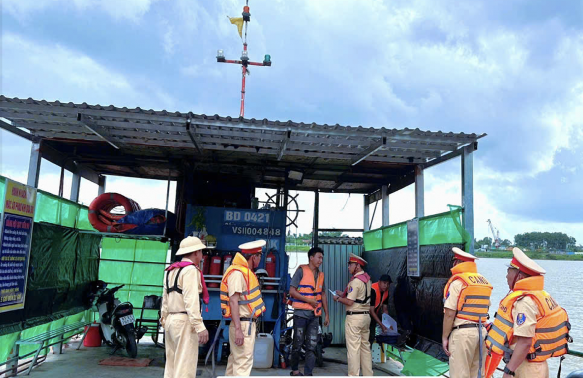 CSGT đường thủy Đồng Nai kiểm tra xử phạt nhiều bến đò, tạm giữ 5 giấy chứng nhận thuyền trưởng