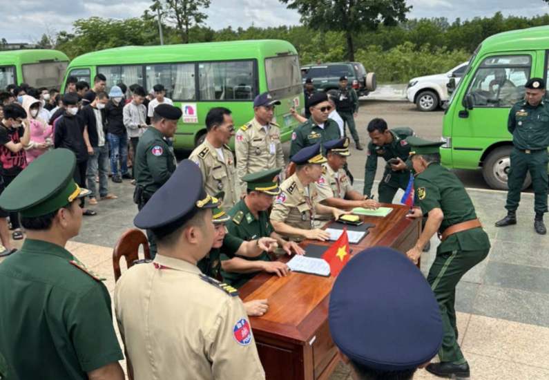 85 công dân Việt Nam được đưa từ Campuchia về nước qua cửa khẩu ở Đồng Nai