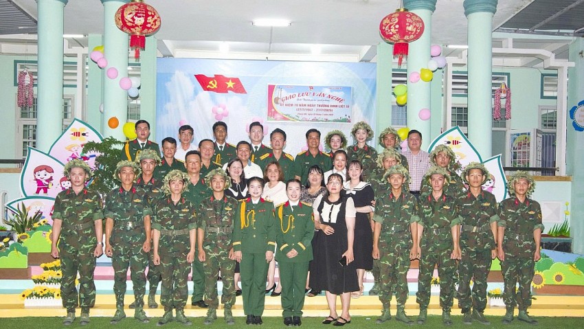 Gần 200 cán bộ, chiến sĩ Trung đoàn 9 hỗ trợ địa phương thực hiện nhiều phần việc