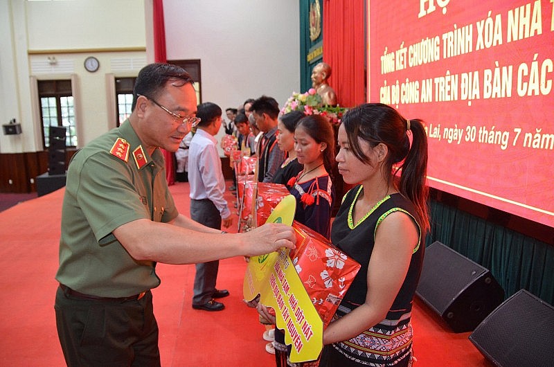 Thứ trưởng Phạm Thế Tùng trao trao chìa khóa tượng trưng và quà cho 20 hộ gia đình được hỗ trợ nhà ở thuộc tỉnh Gia Lai và Quảng Ngãi.