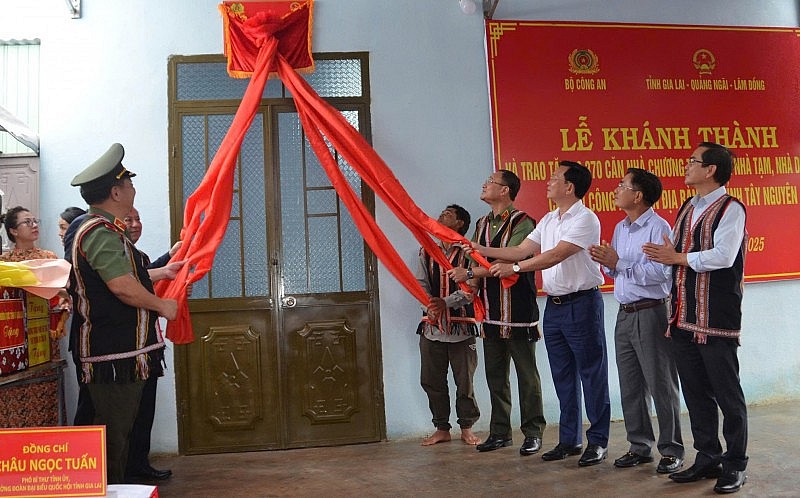 Thứ trưởng Phạm Thế Tùng cùng các đại biểu dự lễ khánh thành, bàn giao nhà cho hộ gia đình ông Bên tại làng H’Lâm, xã Đăk Đoa.