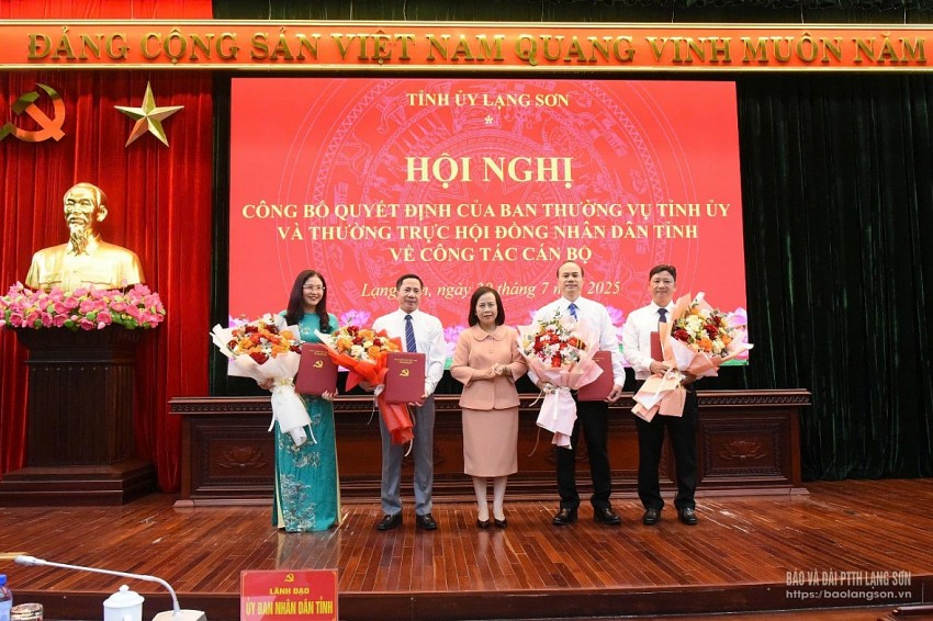 Đồng chí Đoàn Thị Hậu, Phó Bí thư Thường trực Tỉnh ủy, Chủ tịch HĐND tỉnh trao quyết định và tặng hoa chúc mừng các đồng chí được bổ nhiệm Đồng chí Đoàn Thị Hậu, Phó Bí thư Thường trực Tỉnh ủy, Chủ tịch HĐND tỉnh trao quyết định và tặng hoa chúc mừng các đồng chí được bổ nhiệm