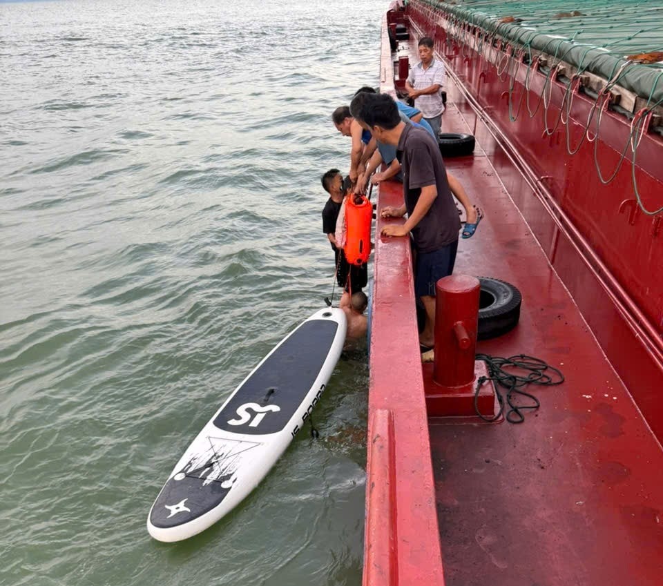 Hai bố con được may mắn cứu sống sau 13h lênh đênh trên biển.