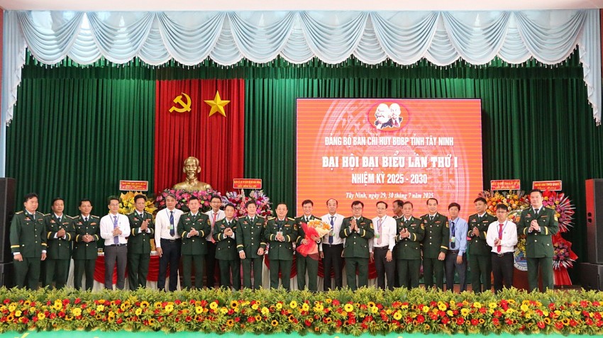 Ban chấp hành Đảng bộ Ban chỉ huy quân sự BĐBP tỉnh Tây Ninh nhiệm kỳ 2025-2030 ra mắt tại đại hội. Ban chấp hành Đảng bộ Ban chỉ huy quân sự BĐBP tỉnh Tây Ninh nhiệm kỳ 2025-2030 ra mắt tại đại hội.
