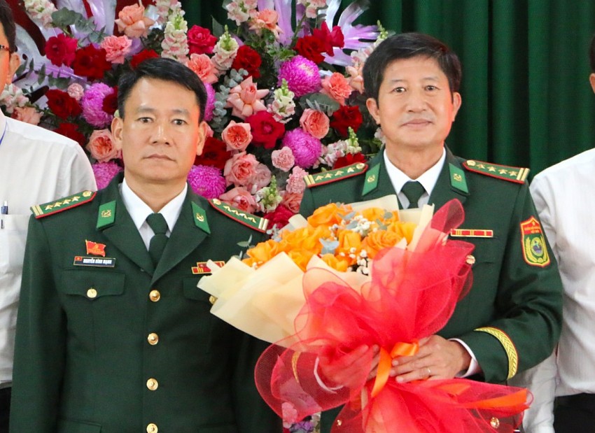 Đại tá Đàm Quang Ngoặt (bên phải) giữ chức Phó Bí thư, Chỉ huy trưởng BĐBP Tây Ninh. Đại tá Đàm Quang Ngoặt (bên phải) giữ chức Phó Bí thư, Chỉ huy trưởng BĐBP Tây Ninh.