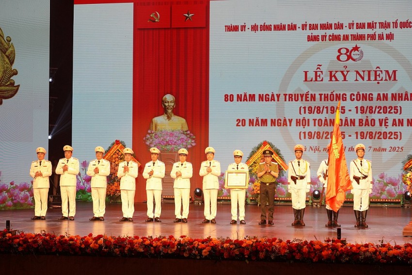 Đại tướng Lương Tam Quang, Ủy viên Bộ Chính trị, Bí thư Đảng ủy Công an Trung ương, Bộ trưởng Bộ Công an trao tặng Huân chương chiến công hạng Nhất cho Công an thành phố Hà Nội.